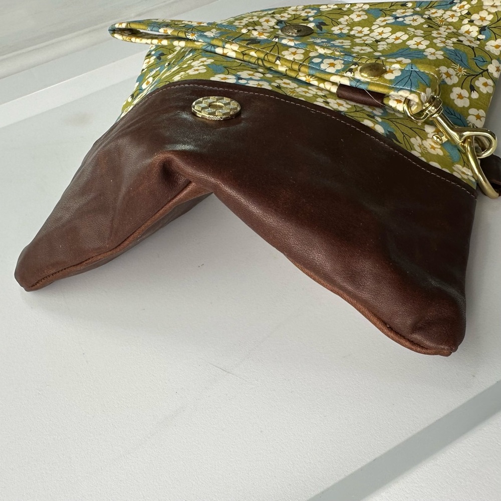 Handmade Durable WRISTLET Clutch 9” X 5” Soft LEATHER & CLOTH Dogwood Floral USA - Picture 9 of 10